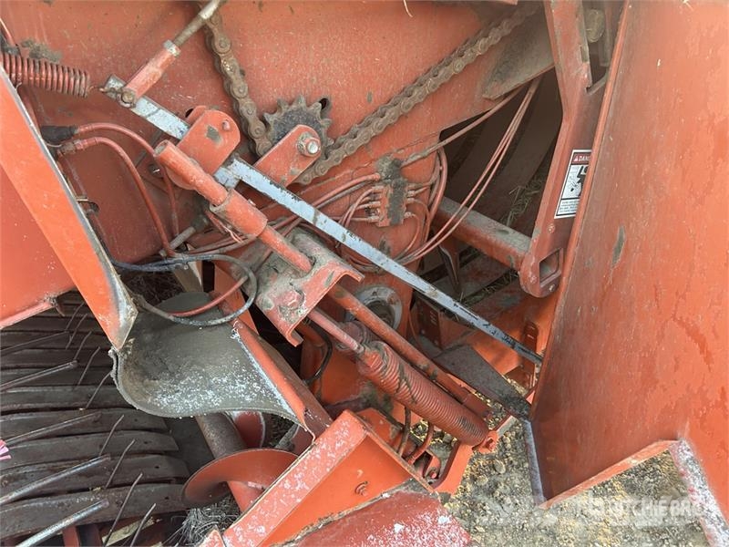 Hesston 4910 Szögletes bálázók