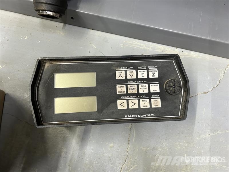 Hesston 4910 Szögletes bálázók
