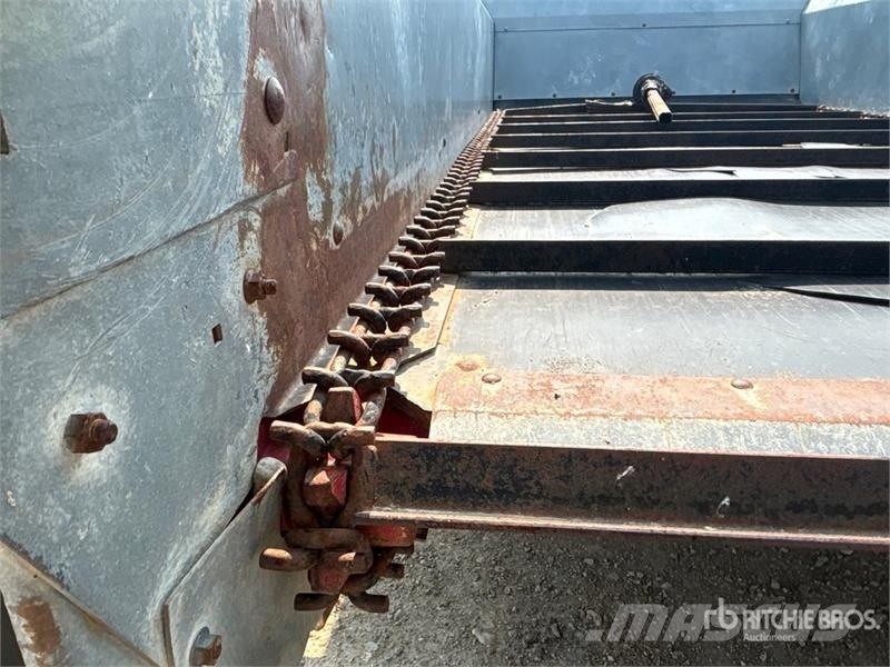 Hesston S220 S/A Manure Spreader معدات توزيع السماد العضوي