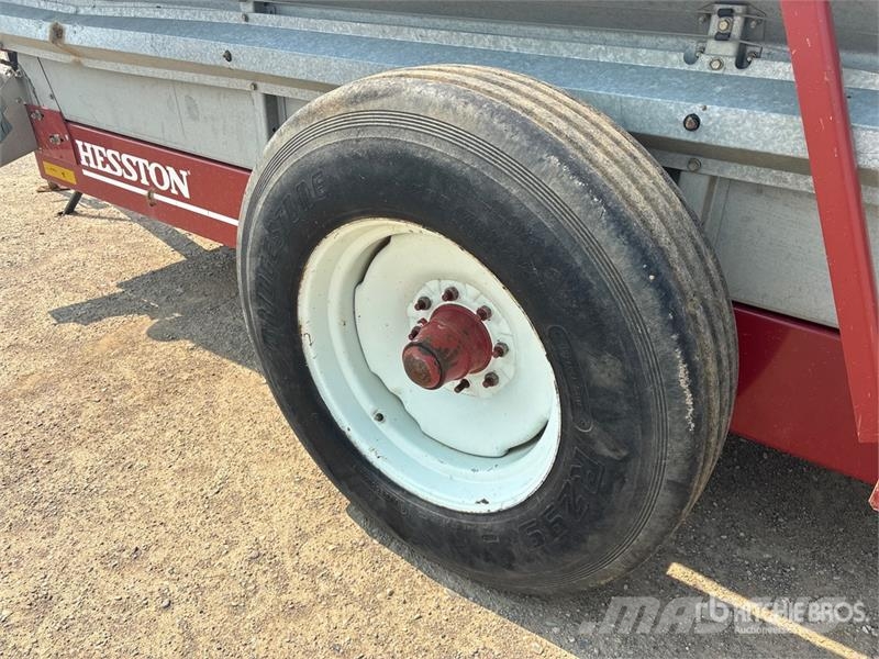 Hesston S220 S/A Manure Spreader معدات توزيع السماد العضوي