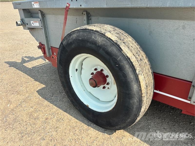Hesston S220 S/A Manure Spreader معدات توزيع السماد العضوي