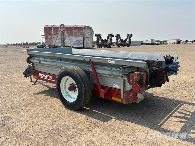 Hesston S220 S/A Manure Spreader معدات توزيع السماد العضوي