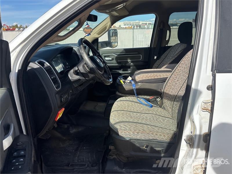 Hiab X-CLX078ES-4 2800 kg Knuckle Boom on Ram 5500 SLT شاحنات الرافعات