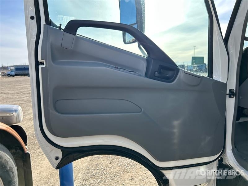 Hino 195 Camiones caja cerrada