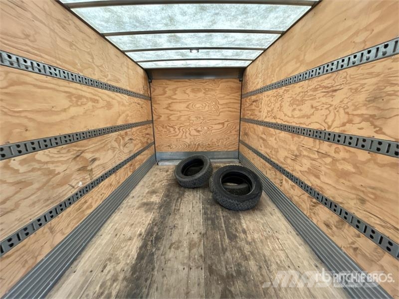Hino 195 Camiones caja cerrada
