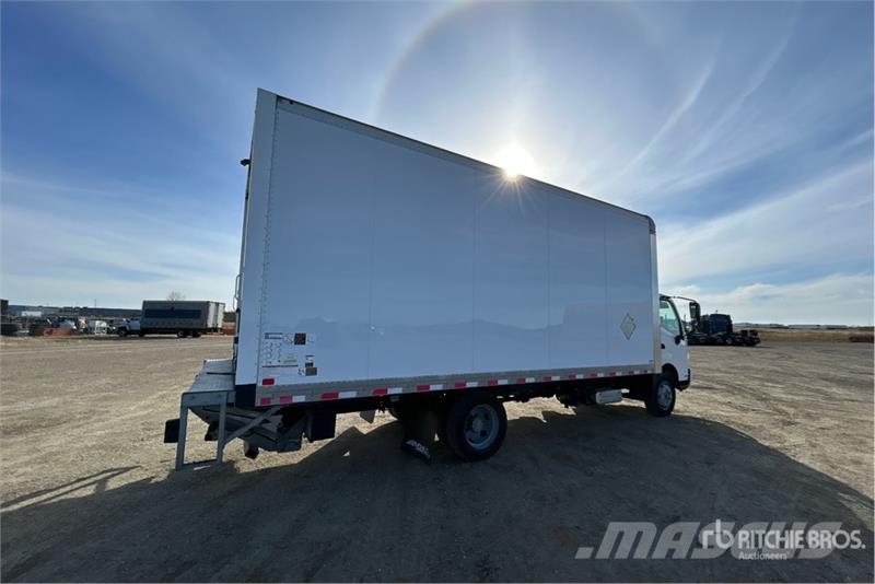 Hino 195 Camiones caja cerrada