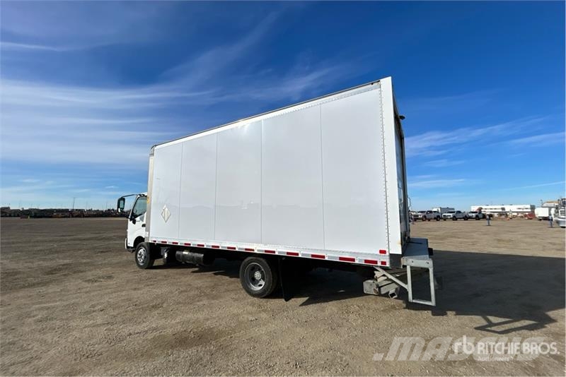 Hino 195 Camiones caja cerrada