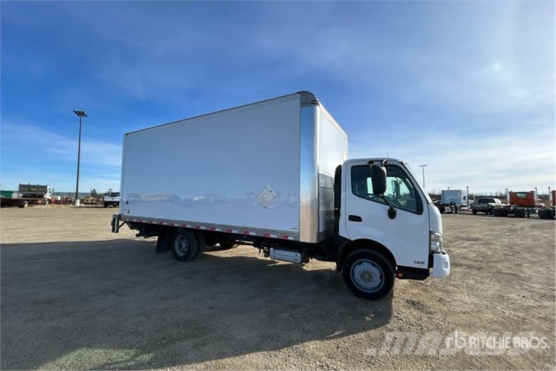 Hino 195 Camiones caja cerrada