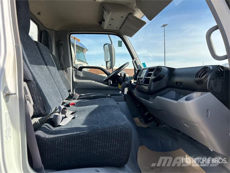 Hino 195 Camiones caja cerrada