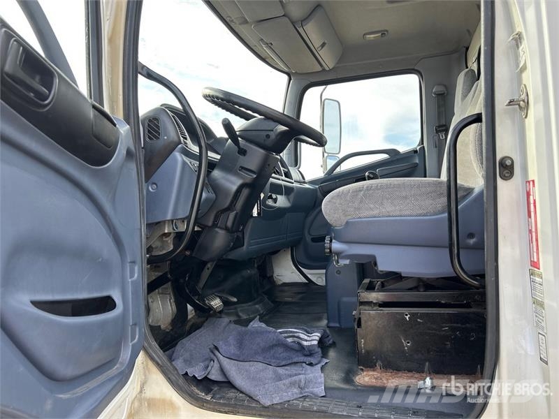 Hino 308 Bakwagens met gesloten opbouw