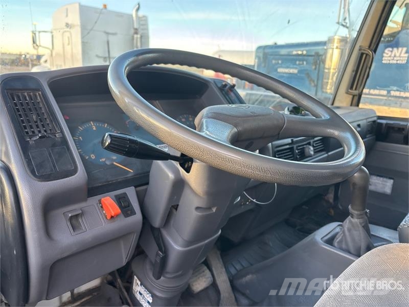 Hino FB1817 شاحنات ذات هيكل صندوقي