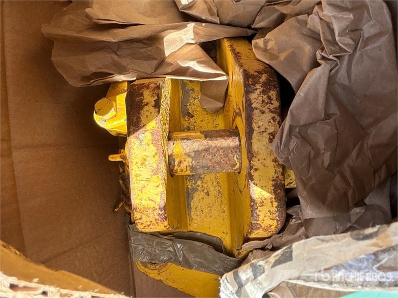  Hitch - Fits 2024 Komatsu D71PXI-24 Autres équipements pour tracteur