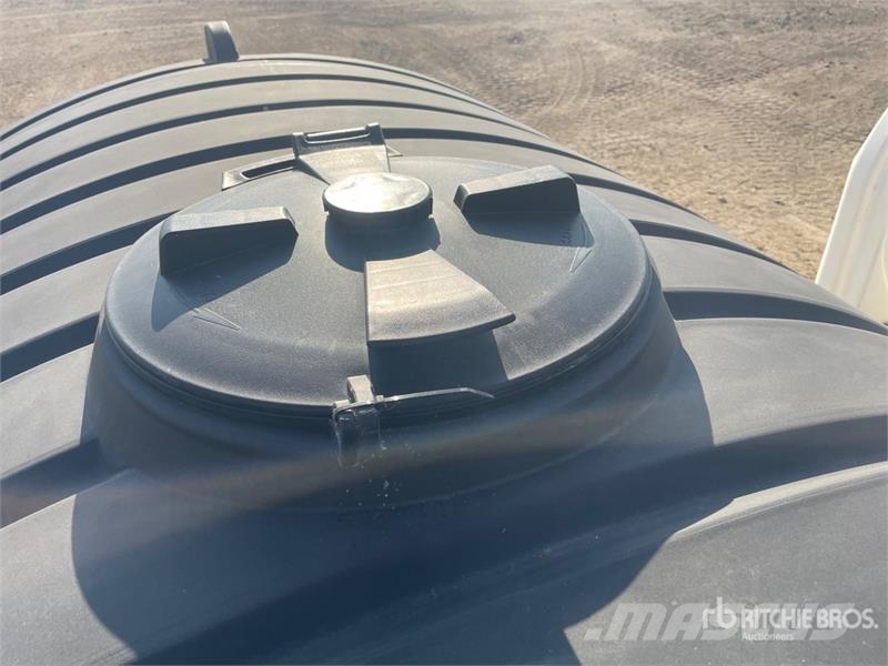 Hold-On 1200 gal Poly Low Profile Tank (Unused) 연료 및 첨가제 탱크