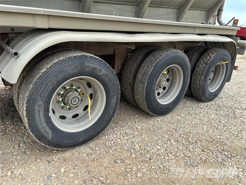 Hutchinson 10250 gal Tri/A Tanker Trailer مقطورات ذات صهاريج