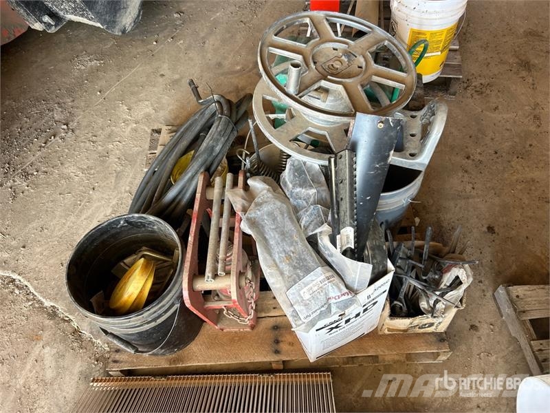 Hydraulic Jack, Bolts Nuts, Springs, Water Hose & Kiti naudoti statybos komponentai