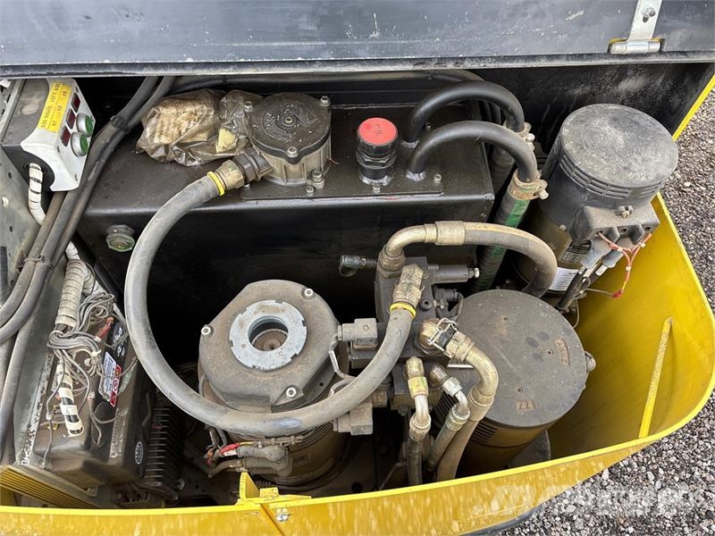 Hyster V30XMU C/w battery chargers Electric Forklift Wózki elektryczne