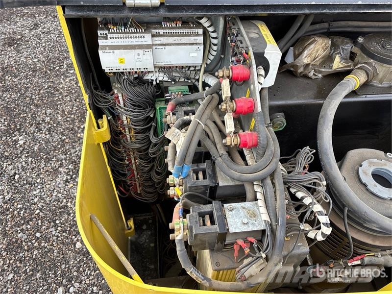 Hyster V30XMU C/w battery chargers Electric Forklift Wózki elektryczne