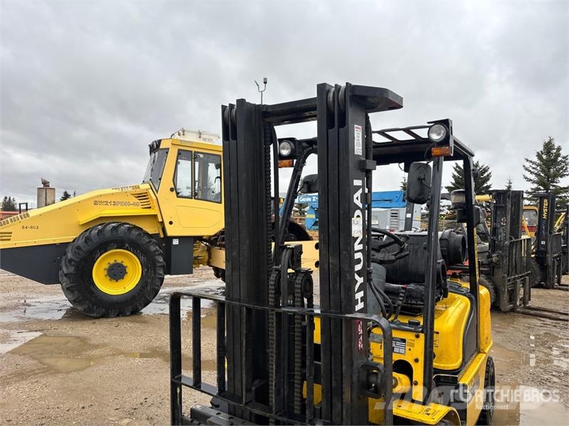 Hyundai 30L-7M 5220 lb Pneumatic Tire Forklift Other