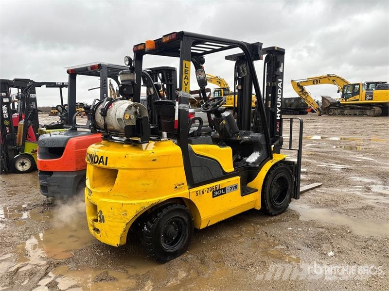 Hyundai 30L-7M 5220 lb Pneumatic Tire Forklift Other