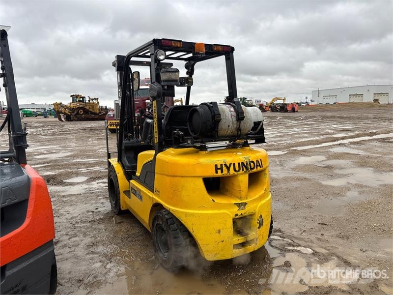 Hyundai 30L-7M 5220 lb Pneumatic Tire Forklift Other