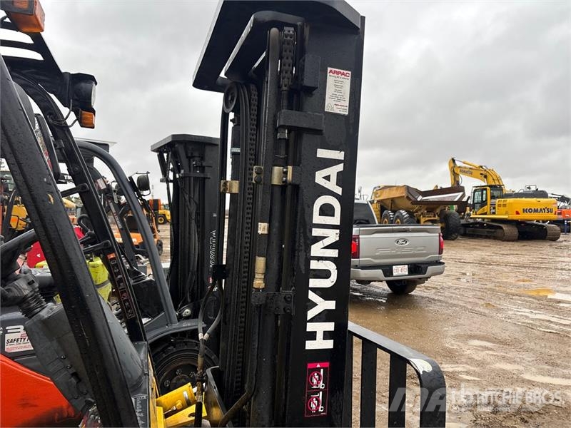 Hyundai 30L-7M 5220 lb Pneumatic Tire Forklift Other