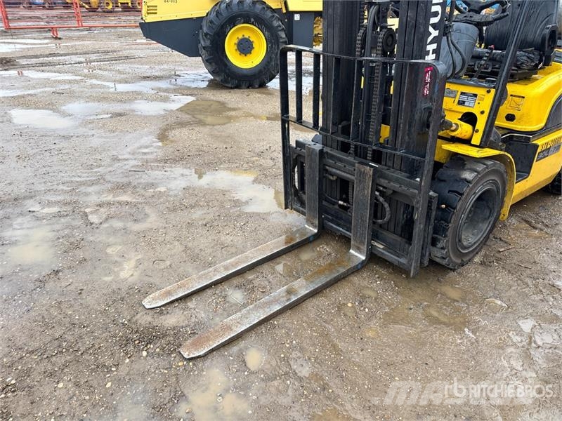 Hyundai 30L-7M 5220 lb Pneumatic Tire Forklift Other