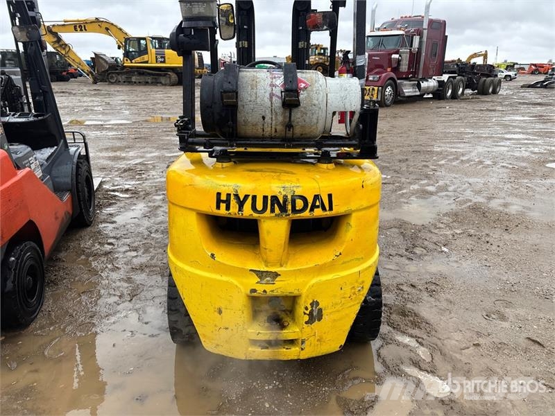 Hyundai 30L-7M 5220 lb Pneumatic Tire Forklift Other