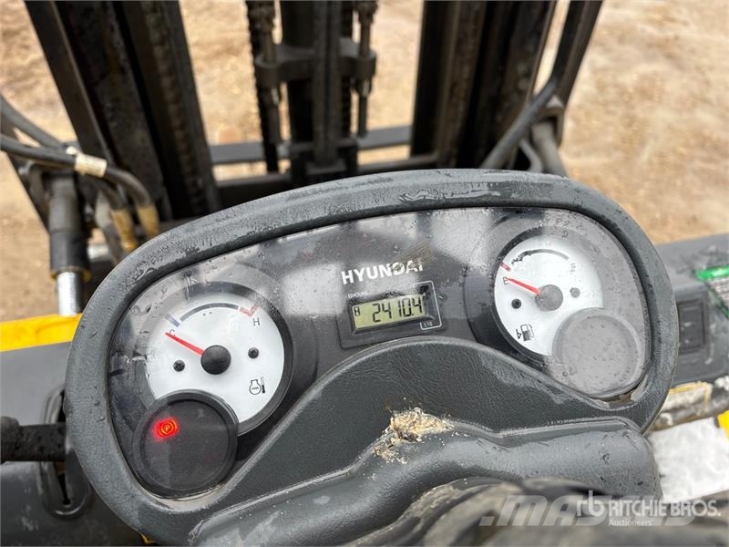 Hyundai 30L-7M 5220 lb Pneumatic Tire Forklift Other