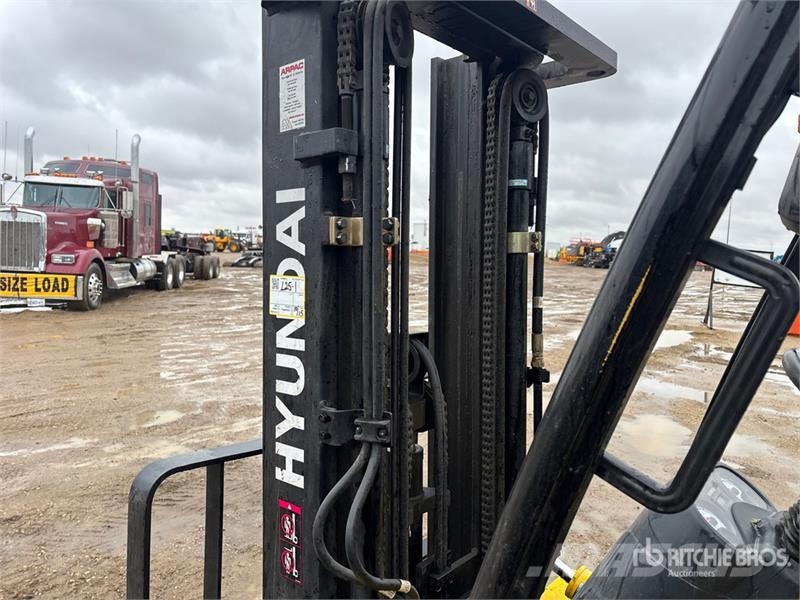Hyundai 30L-7M 5220 lb Pneumatic Tire Forklift Other