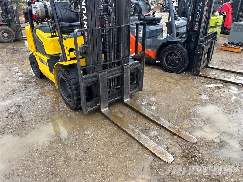 Hyundai 30L-7M 5220 lb Pneumatic Tire Forklift Other