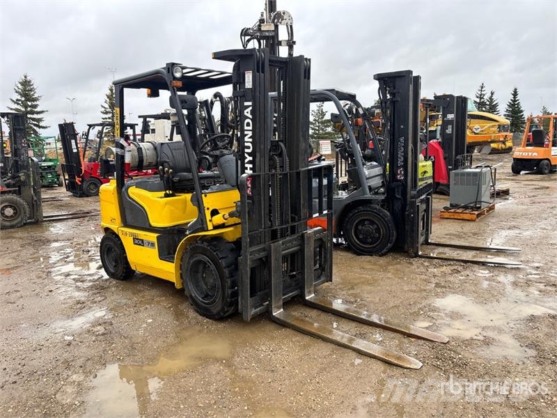 Hyundai 30L-7M 5220 lb Pneumatic Tire Forklift Other