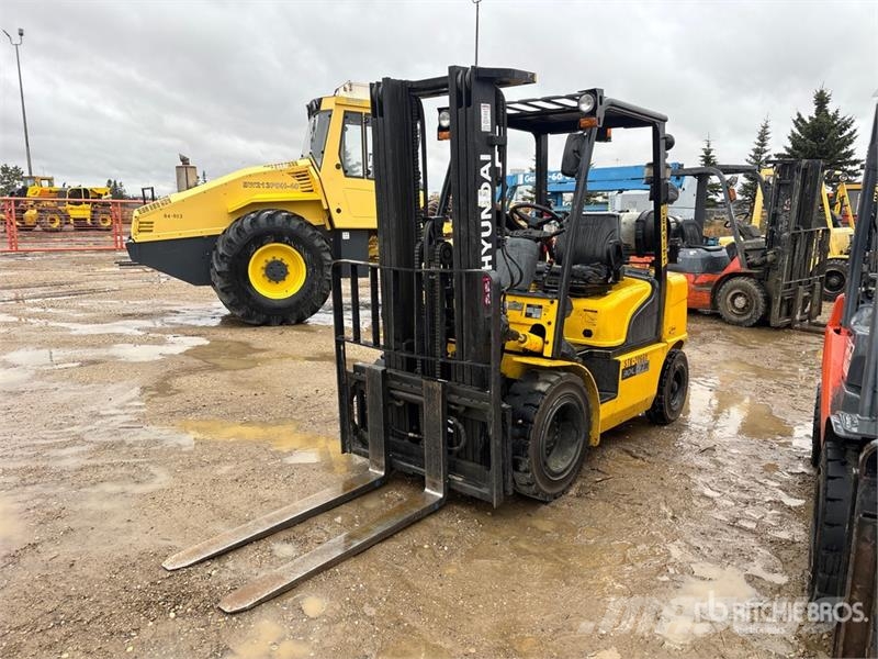 Hyundai 30L-7M 5220 lb Pneumatic Tire Forklift Other