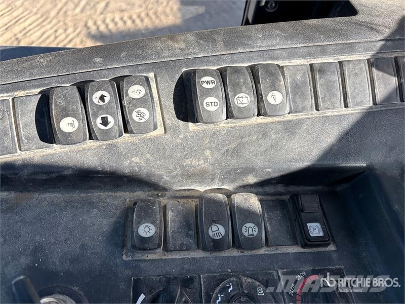Hyundai 70D-9 15500 lb 4x2 Rough Terrain Forklift Vanterenski viljuškar