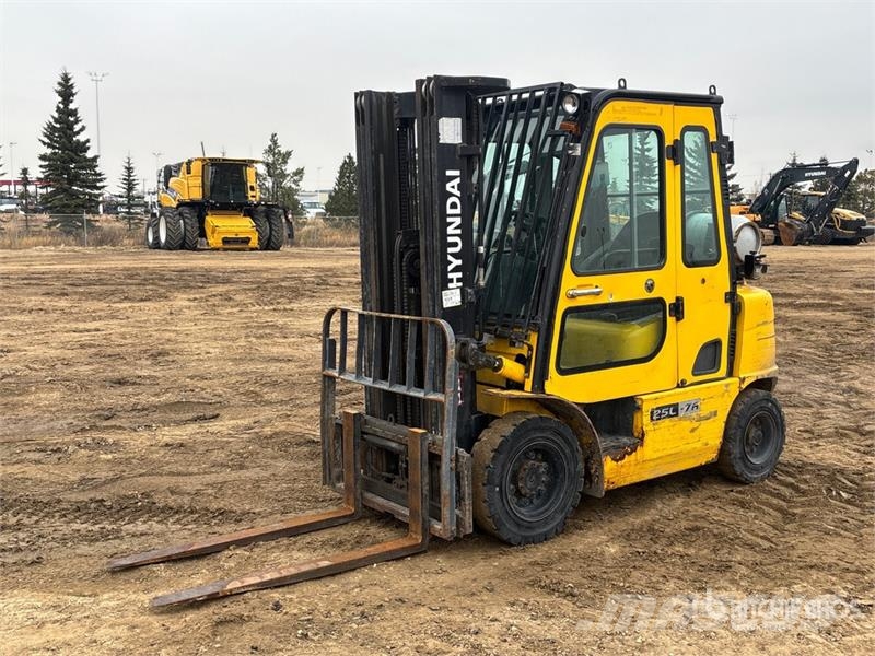 Hyundai H25L-7A 4220 lb Pneumatic Tire Forklift Forklift trucks - others