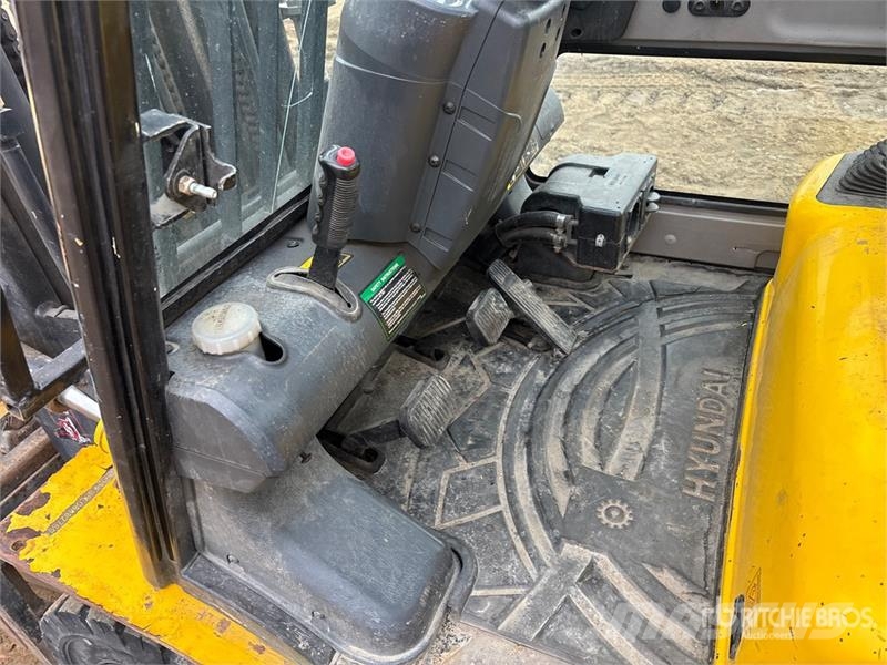 Hyundai H25L-7A 4220 lb Pneumatic Tire Forklift Forklift trucks - others