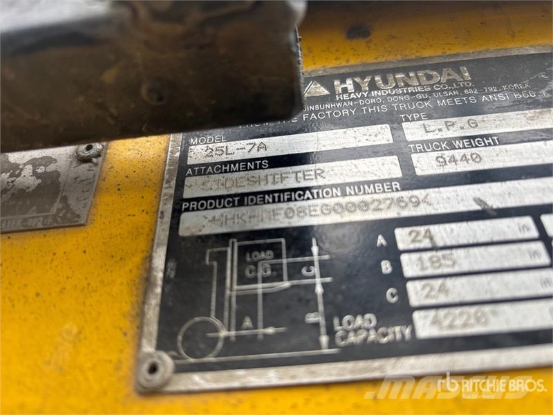 Hyundai H25L-7A 4220 lb Pneumatic Tire Forklift Forklift trucks - others