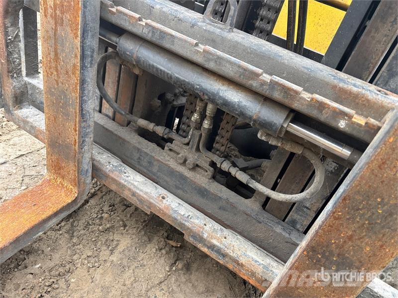 Hyundai H25L-7A 4220 lb Pneumatic Tire Forklift Forklift trucks - others