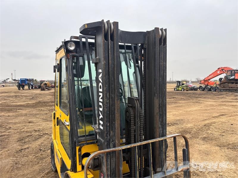 Hyundai H25L-7A 4220 lb Pneumatic Tire Forklift Forklift trucks - others