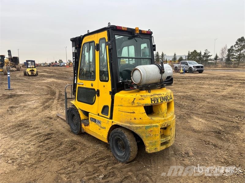 Hyundai H25L-7A 4220 lb Pneumatic Tire Forklift Forklift trucks - others