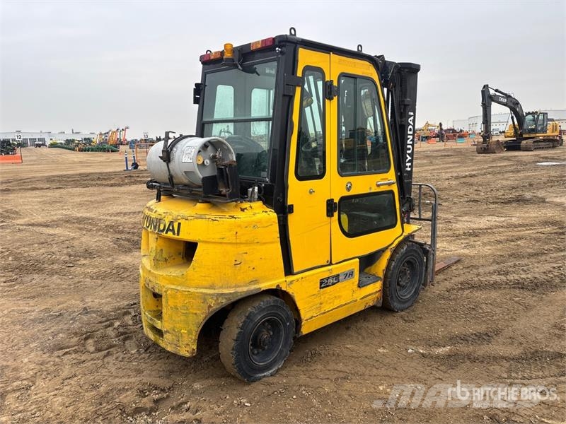 Hyundai H25L-7A 4220 lb Pneumatic Tire Forklift Forklift trucks - others
