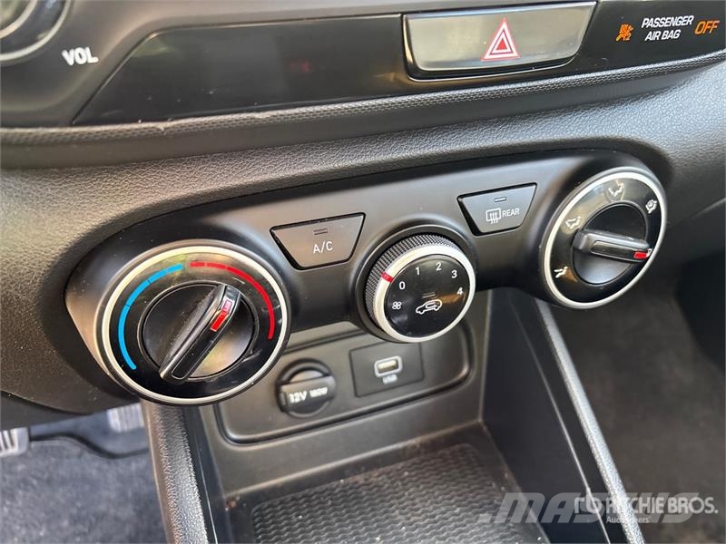 Hyundai Venue 2WD SUV سيارات