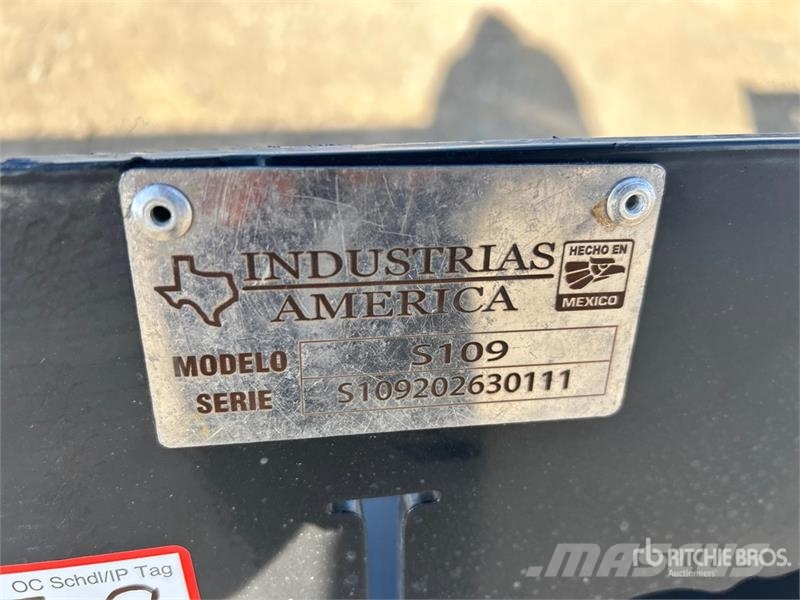 Industrias America S109 109 in Skid Steer Bucket (Unused) دلاء