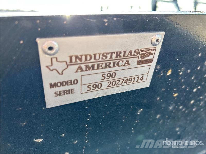 Industrias America S90 90 in Skid Steer Bucket (Unused) Baldes