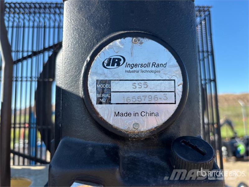 Ingersoll Rand 21 cfm Mobile 60 L Air Compressor Kompresory