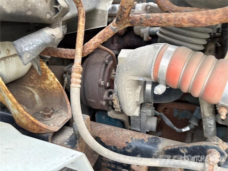 International 032-2 1900 kg Knuckle Boom on International WorkSt Lastbil med kran