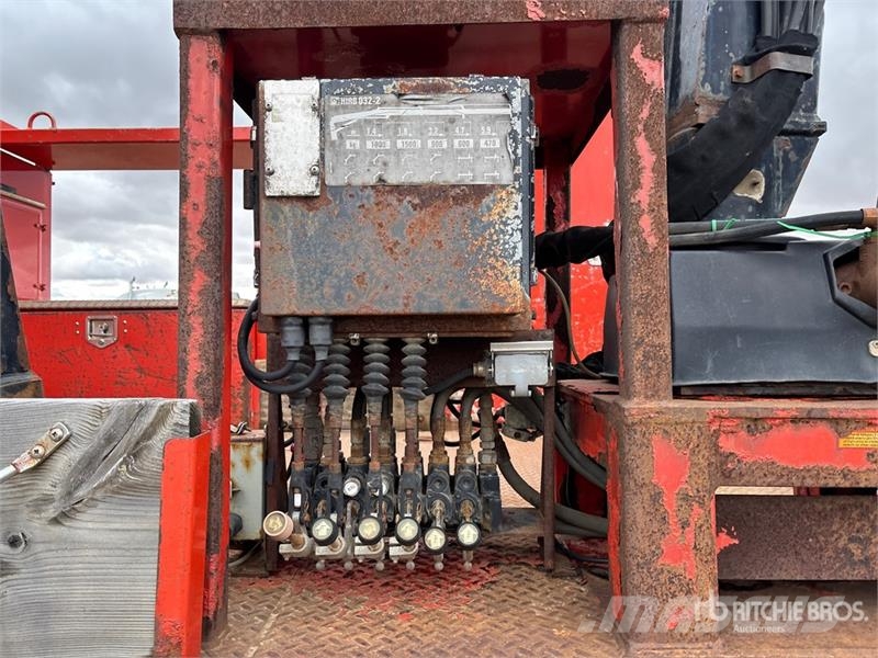 International 032-2 1900 kg Knuckle Boom on International WorkSt Lastbil med kran