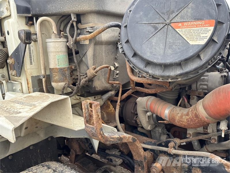 International 032-2 1900 kg Knuckle Boom on International WorkSt Lastbil med kran