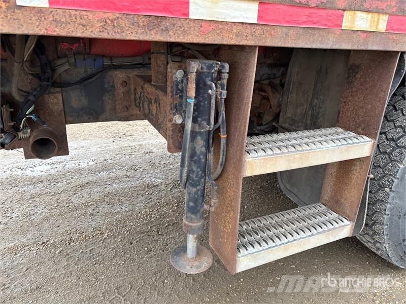 International 032-2 1900 kg Knuckle Boom on International WorkSt Lastbil med kran