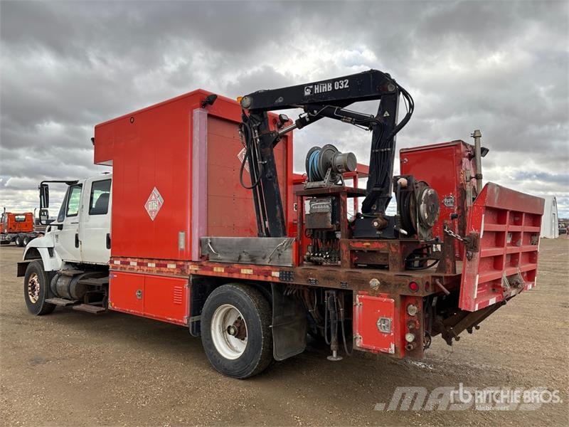 International 032-2 1900 kg Knuckle Boom on International WorkSt Lastbil med kran