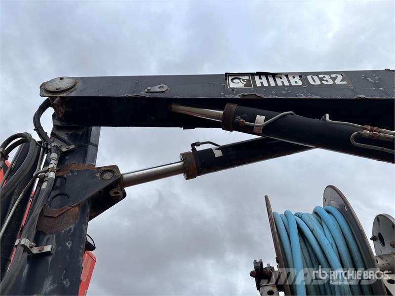 International 032-2 1900 kg Knuckle Boom on International WorkSt Lastbil med kran